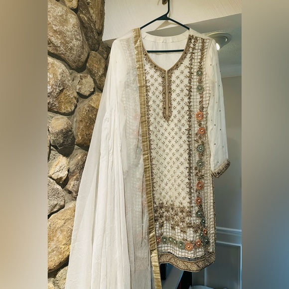 Pakistani Custom-Made Ivory & Gold Embroidered 2-Piece Suit – Size S - Picture 4 of 12